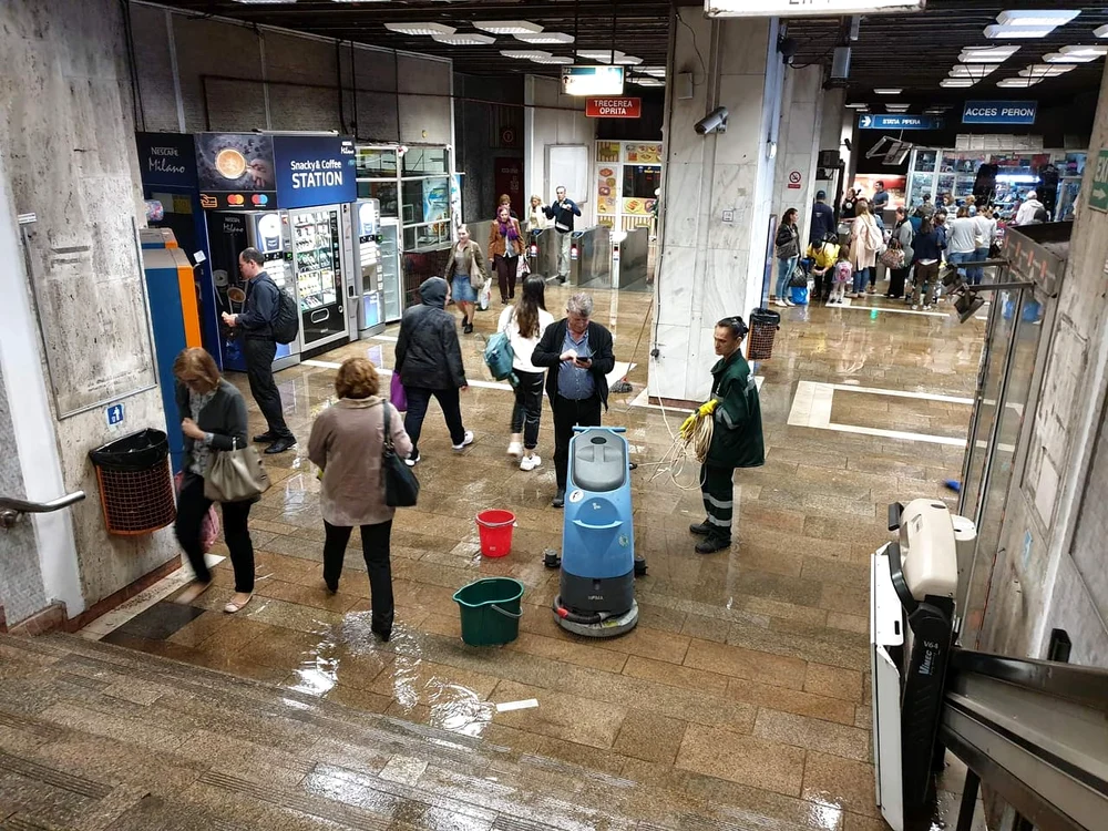 Apa a ajuns și în subteran, la stația de metrou Aviatorilor