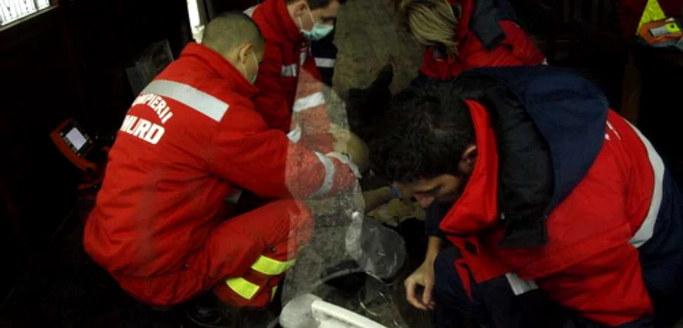 Paramedicii au încercat în zadar să o resusciteze pe femeie. Foto: D. Guţă
