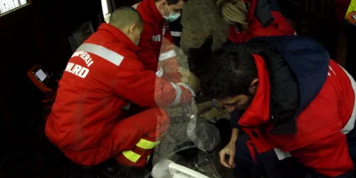 Paramedicii au încercat în zadar să o resusciteze pe femeie. Foto: D. Guţă