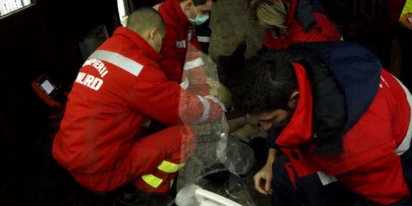 Paramedicii au încercat în zadar să o resusciteze pe femeie. Foto: D. Guţă