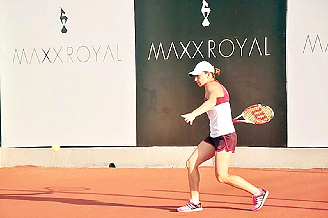 După ce a făcut o demonstraţie de tenis, Halep a fost premiată de directorul hotelului