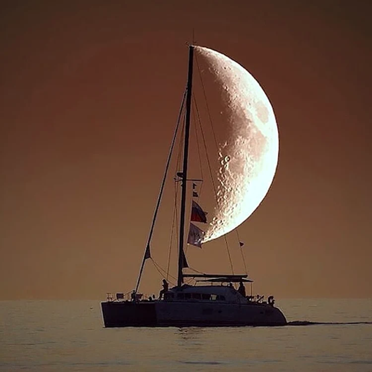Luna pare a fi pânza unui vapor