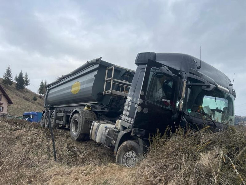 Șoferul unui camion a făcut infarct la volan și a murit, pe DN17. Autovehiculul a ieșit de pe șosea și s-a izbit de un mal de pământ
