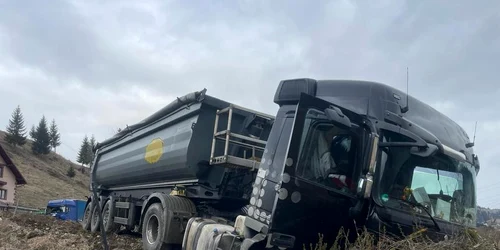 camion accident Suceava FOTO ISU Suceava jpg