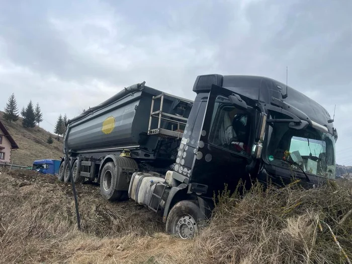 Camionul s-a lovit de un mal de pământ după ce a ieșit de pe șosea ISU Suceava 