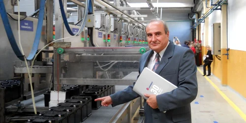  Directorul de dezvoltare Marcel Pârvu spune că procesul de fabricaţie al unei baterii auto durează şapte zile