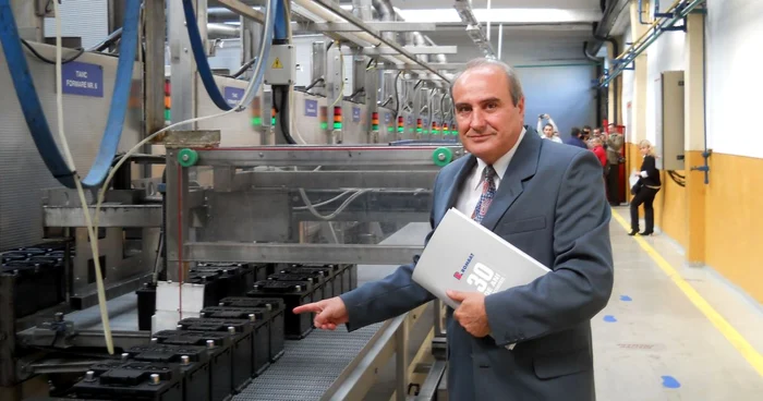 Directorul de dezvoltare Marcel Pârvu spune că procesul de fabricaţie al unei baterii auto durează şapte zile