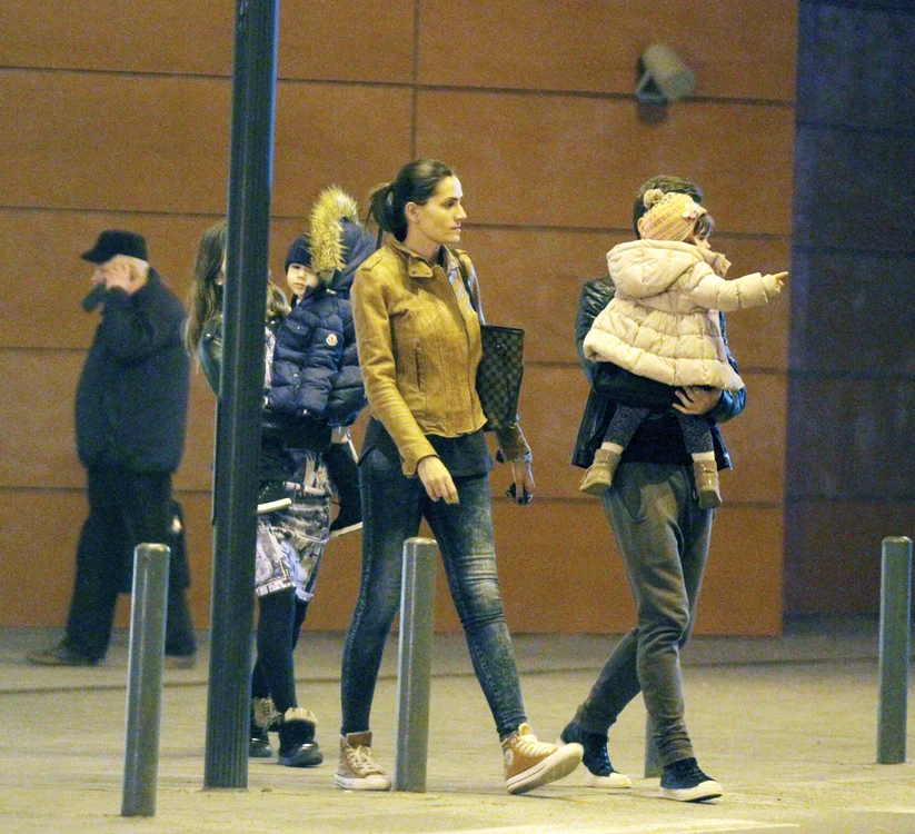 
    Andreea, Alex şi  fiica  cea mare au  fost la cumpărături  