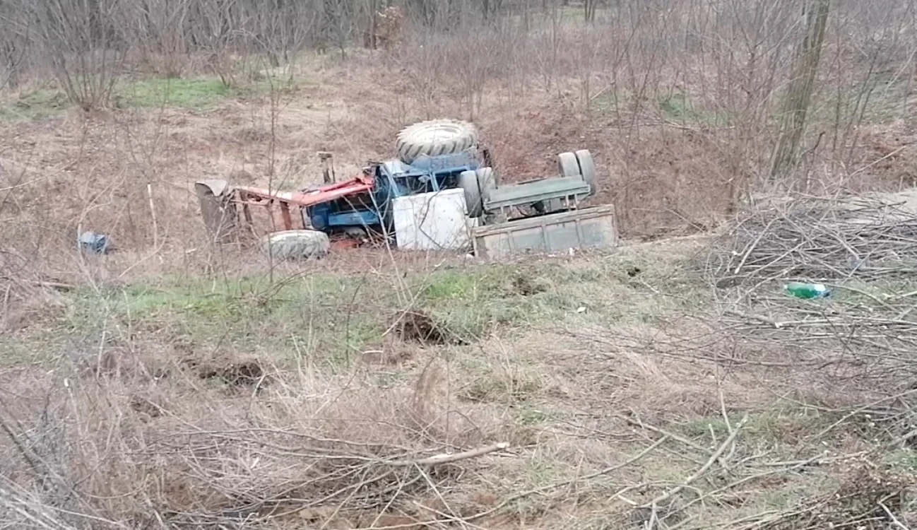 Tractorul s-a răsturnat în afara drumului