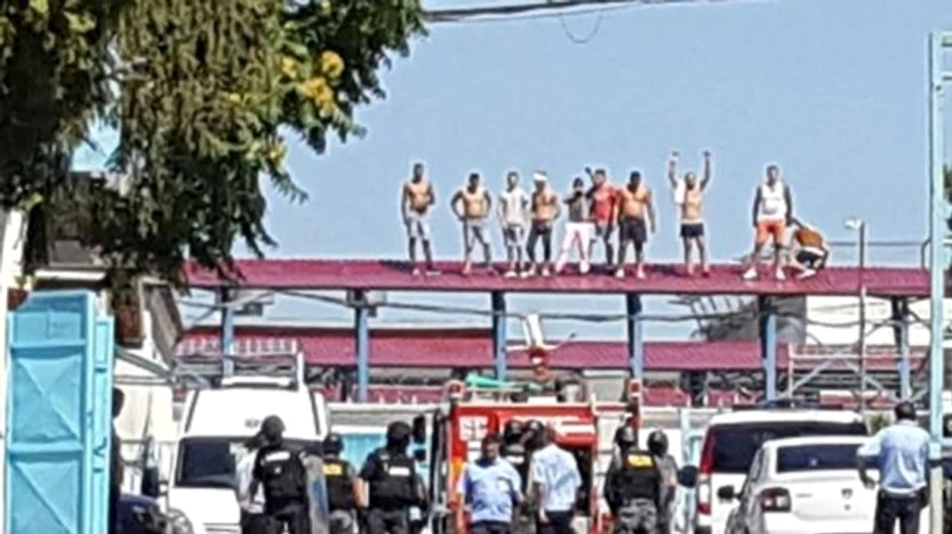 
    La Iaşi, deținuții s-au cățărat pe niște anexe ale închisorii pentru a transmite mesajul către conducere (foto: Ionuț Benea/Adevărul)  