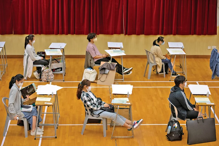 Înainte de a intra în unitatea de învăţământ, elevilor chinezi li se ia temperatura