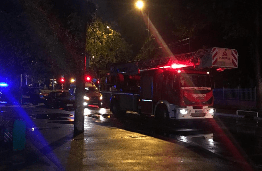 Mureş: O persoană a murit şi două au suferit arsuri grave într-o casă din Reghin cuprinsă de flăcări