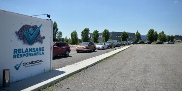 Aglomeraţie la centrul drive in de testare covid 19 în parcarea centrului comercial Băneasa Shopping City din Bucureşti FOTO Mediafax / Alexandru Dobre