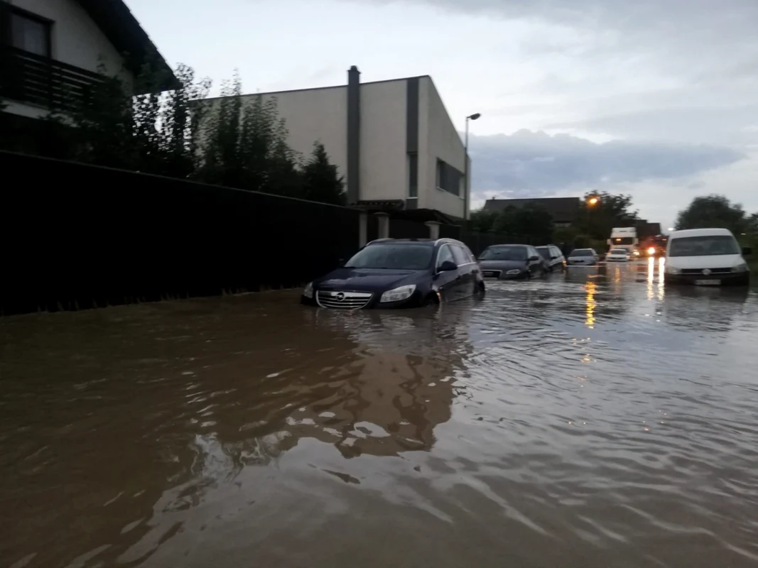 Inundaţii în cartierul braşovean Stupini FOTO ISU Braşov