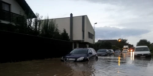 Inundaţii în cartierul braşovean Stupini FOTO ISU Braşov