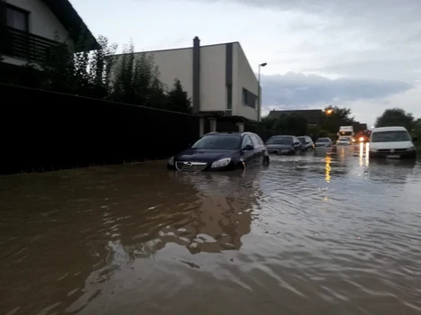 Inundaţii în cartierul braşovean Stupini FOTO ISU Braşov