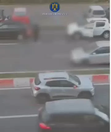 Conflict violent în trafic în urma unei tamponări. Momentul în care un bărbat este lovit și cade pe asfalt