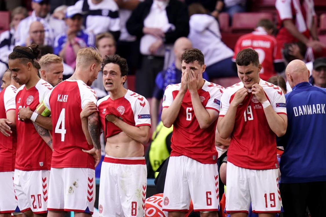 Christian Eriksen prăbuşit pe teren - meciul Danemarca - Finlanda - EURO 2020 - 12 iun 2021 / FOTO EPA - EFE