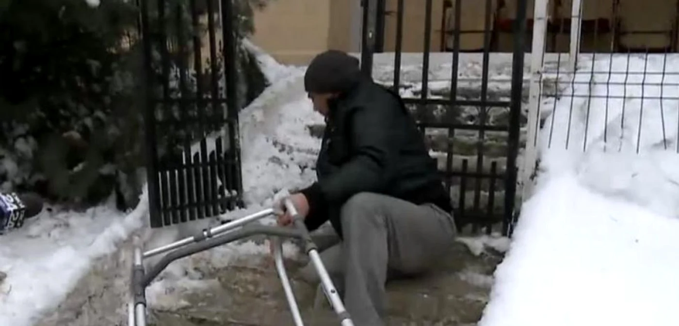 Ion Mătasă, iarna trecută în timp ce se târa pentru a intra în dispensarul medical FOTO Digi24