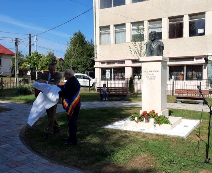 Bustul a fost repus în centrul comunei Coteşti