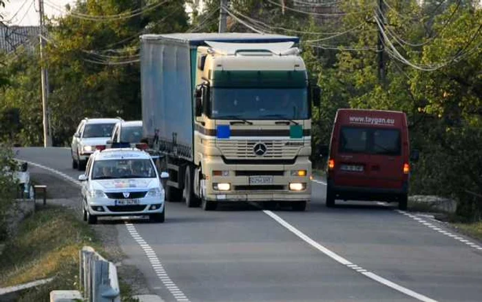 Din cauza maşinii oprite ilegal, şoferii au fost nevoiţi să încalce linia continuă Foto: Adevărul