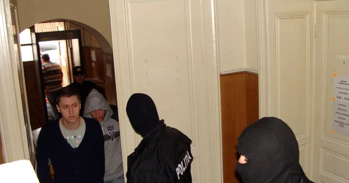 Tineri cercetaţi pentru infracţiuni pe internet prezentaţi instanţei