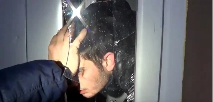 Hoţul din Slatina a rămas prins cu capul în geamul spart