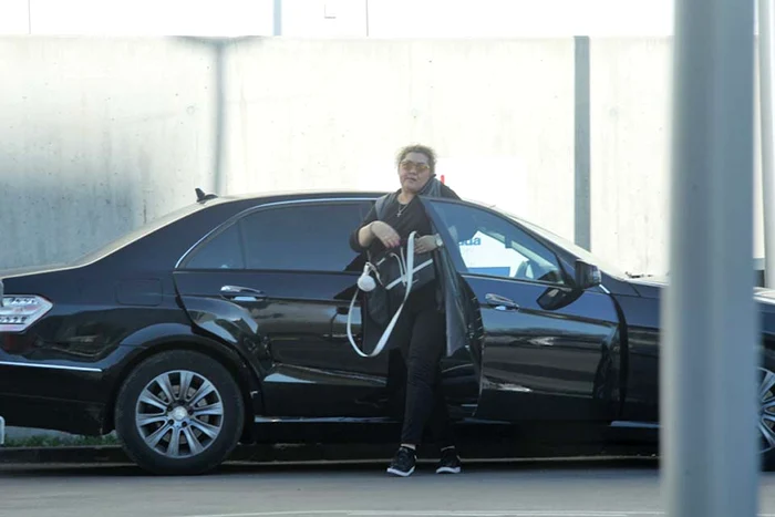 Artista a coborât din maşină chiar în faţa centrului comercial