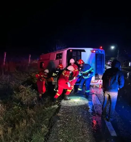 Un autocar în care se aflau șapte persoane s-a răsturnat pe E85, în Suceava