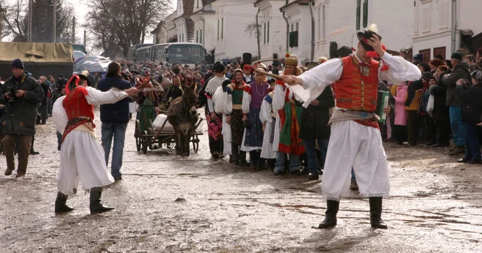 Parada costumelor este cel mai aşteptat moment al sărbătorii. FOTOArhivă.