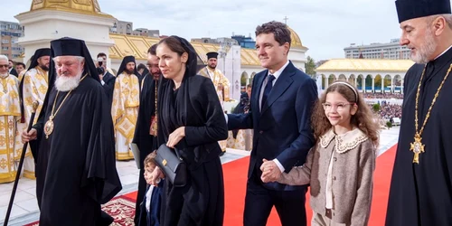 Mirabela Grădinaru, partenera lui Nicușor Dan, a atras mari controverse în urma ținutei purtate duminică, 26 octombrie, la slujba de sfințire a picturii Catedralei Naționale Foto: Facebook