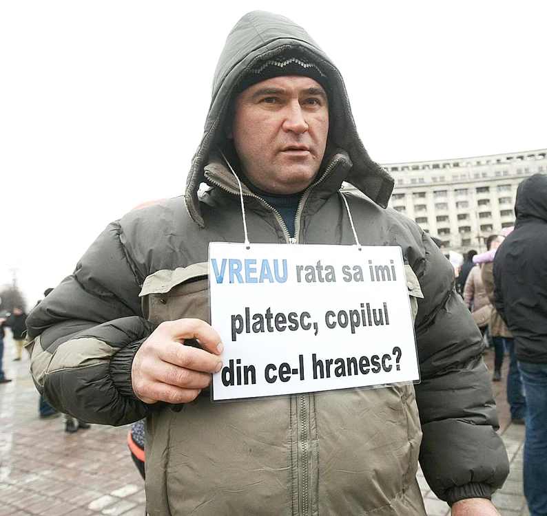 Constantin Chiriac, 43 de ani, din Galaţi: "În 2007 plăteam o rată de 490 de lei, acum a ajuns la 1.800 de lei. Sunt disperat" 