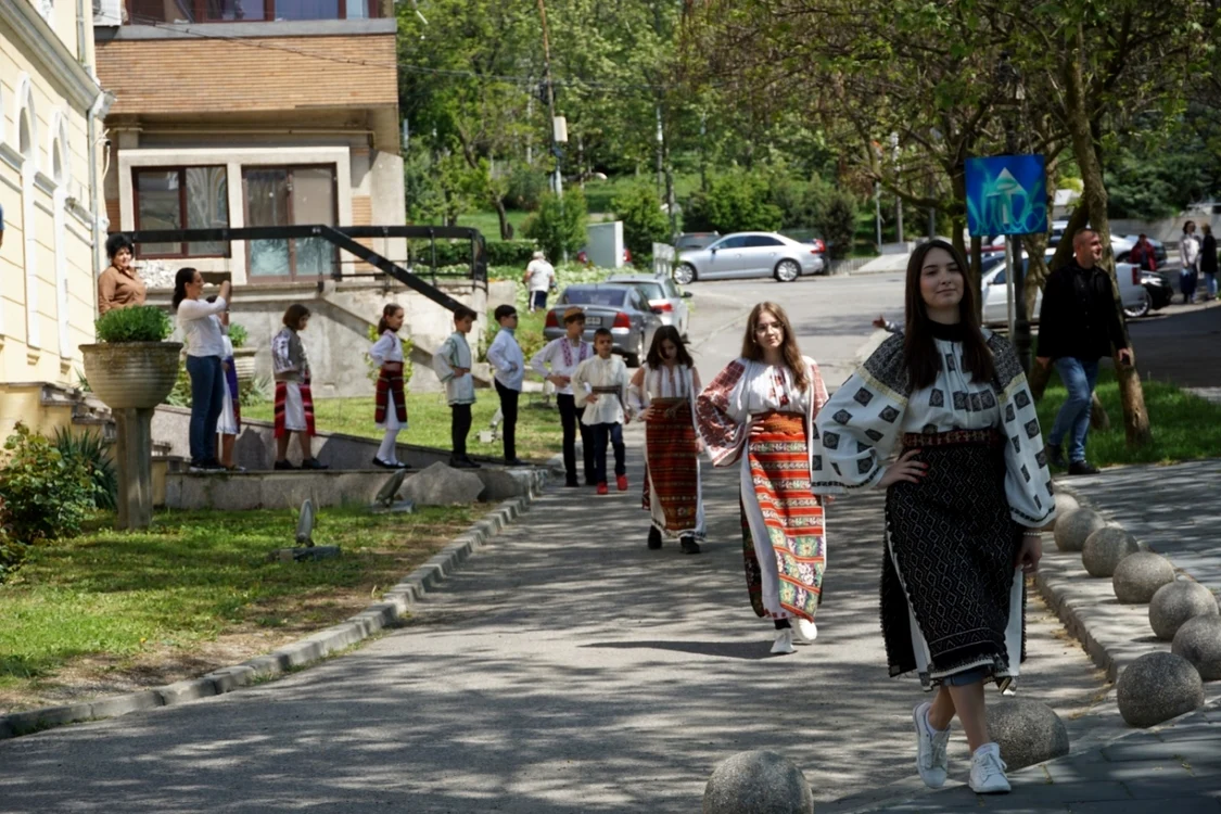 tinere din ucraina in straie oltenesti - foto george pitulescu
