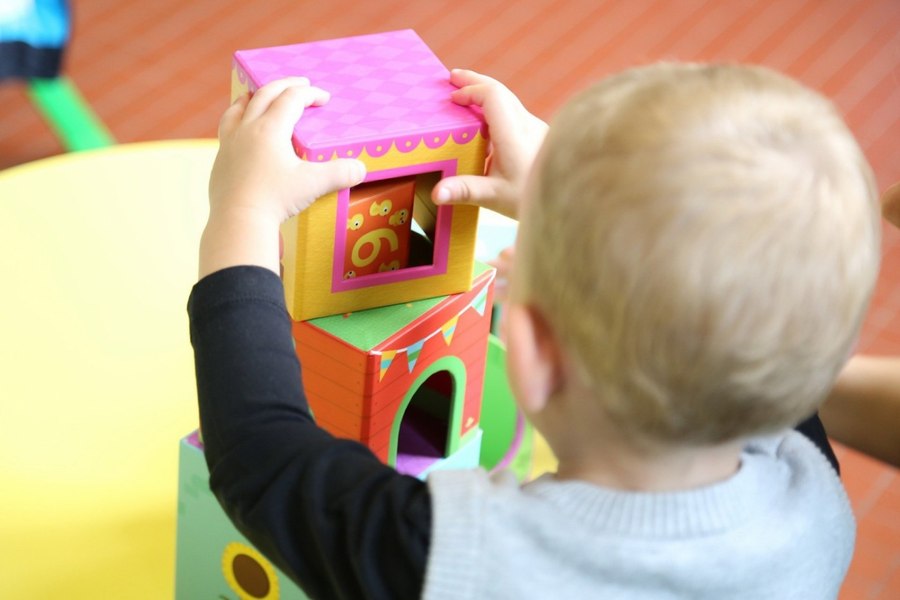 Copii terorizați de educatoare și asistentă la o creșă din Arad. Părinții au înregistrat amenințările: „Dacă faci pe tine, aceeași soartă: mănânci ciocolată maro”