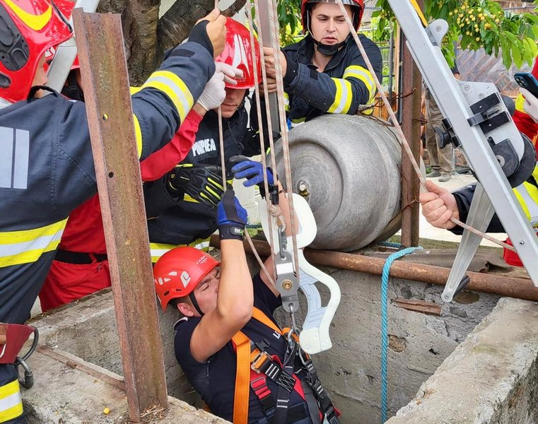 Misiune dramatică în județul Constanța. Un copil și doi adulți au rămas blocați într-o fântână de aproape 20 de metri adâncime