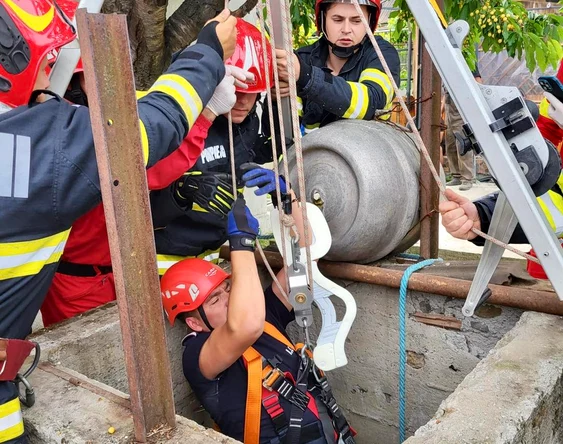 Misiune de a salvare a trei persoane blocate într-o fântână FOTO: ISU Constanța