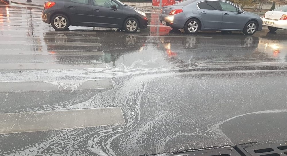 Spumă albă după ploaie. Avertizarea unui cercetător: „Sunt acei poluanţi pe care-i respirăm tot timpul, nu-i vedem” FOTO