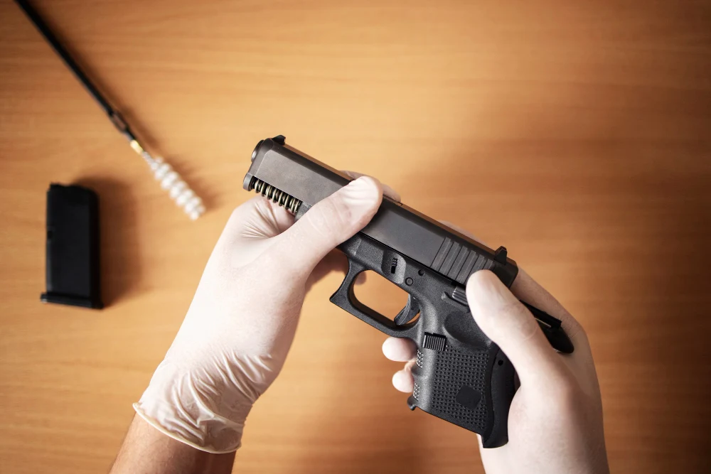 Cum au acces infractorii la armament ieftin. Pistoale de semnalizare și de alarmă transformate în arme letale