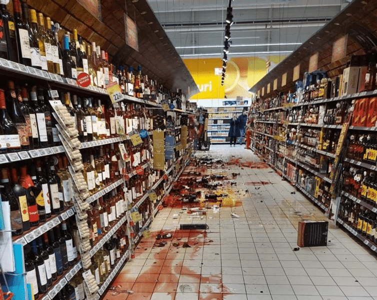 Panică la Craiova după cutremurul de 5,7 grade.  În supermarketuri marfa a căzut de pe rafturi. „Îmi e frică să mai intru în casă"
