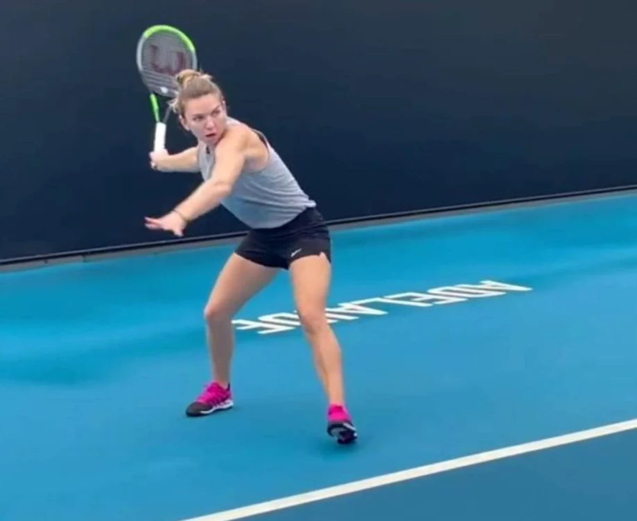 Simona Halep, la antrenament pe terenul din Adelaide