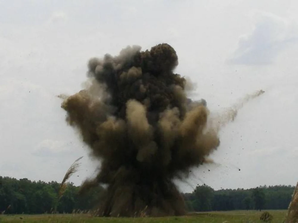Explozie mină - grenadă în câmp deschis - Foto Adevărul