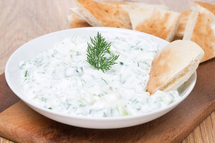 Secretul celui mai gustos preparat. Cum faci sosul tzatziki în doar 15 minute, ingredientul care face diferența