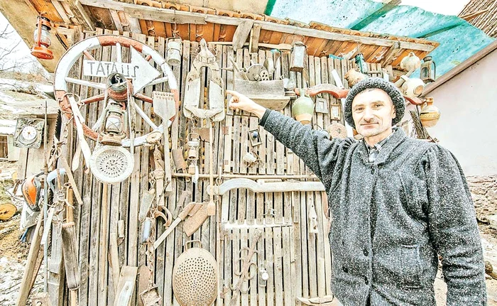 Gheorghe Goia ne arată o parte din obiectele pe care le-a adunat în ineditul său muzeu