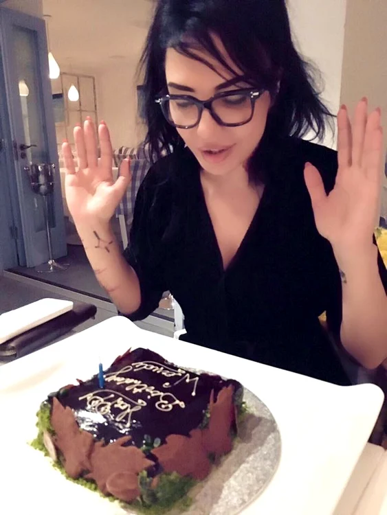 Dj Wanda a fost surprinsă cu un tort de ciocolată