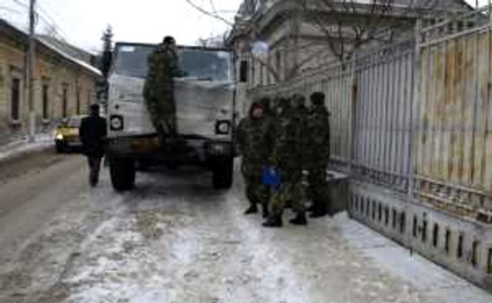 Intervenţia Brigăzii 10 Geniu în zonele sinistrate. FOTO: NICOLETA BUTNARU