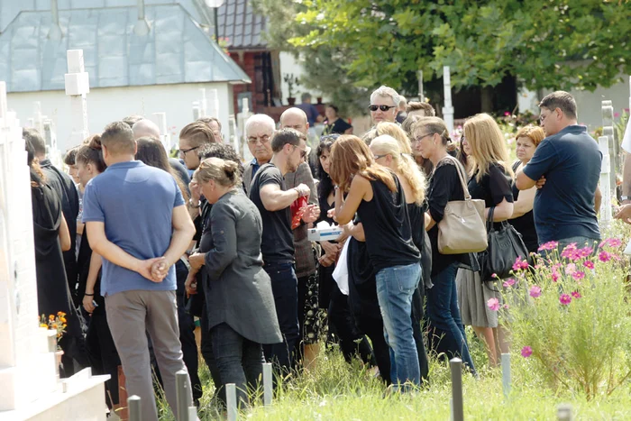 Le-a împărţit lumânări  celor prezenţi