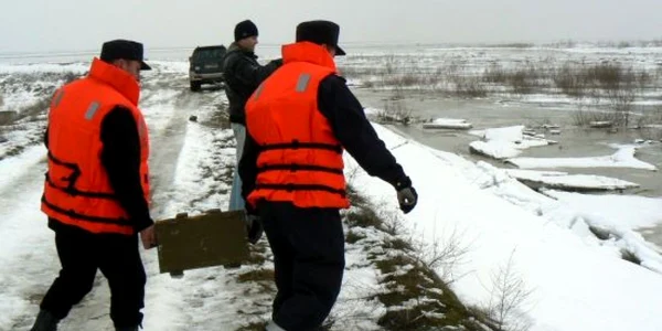 Pompierii au spart gheaţa cu căngi şi topoare