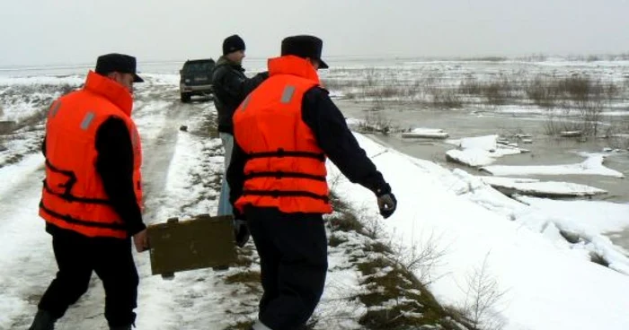 Pompierii au spart gheaţa cu căngi şi topoare