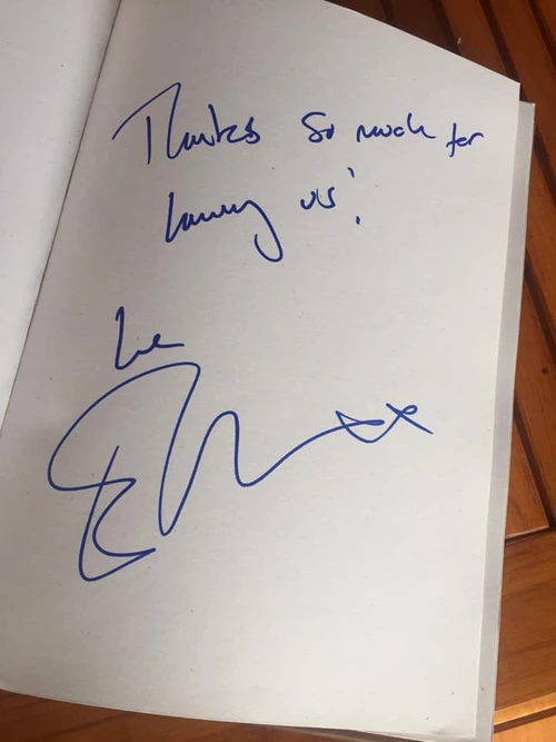 Ed Sheeran a lăsat cd-uri şi un mesaj în cartea de oaspeţi