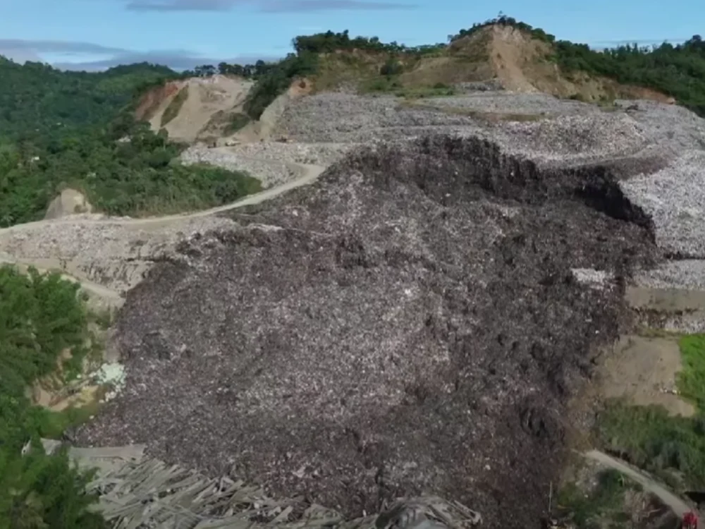 Luptă contra cronometru în Filipine, după avalanșa de gunoaie: salvatorii au detectat semne de viață